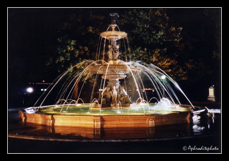 069 La monumentale fontaine du jardin Anglais